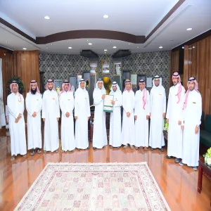 معالي مدير الجامعة يستقبل منسوبي عمادة شؤون الطلاب ويتسلم تقريرها الختامي