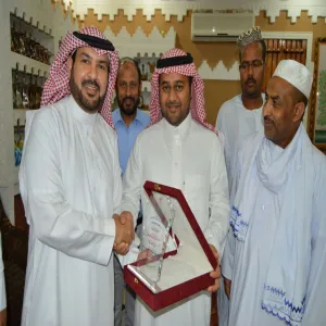 تكريم رئيس قسم اللغة الإنجليزية السابق في كلية التربية بالمجمعة