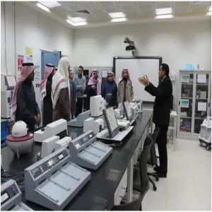 قيادة ومنسوبي كلية الهندسة في زيارة لكلية العلوم الطبية التطبيقية
