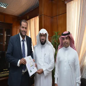 وكيل الجامعة المشرف على عمادة التعليم الالكتروني يستقبل ا. كمال صميدة ويطلع على تقريرٍ عن تجربته في تفعيل نظام ادارة التعلم الالكتروني