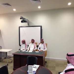 اجتماع لجنة تطوير العمل الاداري مع موظفي العمادة