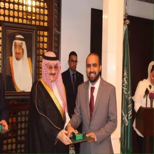 تكريم المبتعث /علي بن عبدالكريم السعوي من صاحب السمو الملكي الأمير محمد بن نواف آل سعود سفير خادم الحرمين الشريفين في بريطانيا