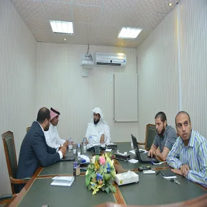 وكيل الجامعة المشرف على العمادة يطلع على سير العمل في مركز تطوير المقررات الإلكترونية