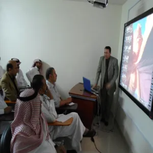 كلية التربية تنظم دورة تدريبية لاستخدام السبورة التفاعلية
