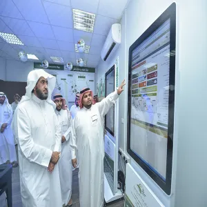 وكيل الجامعة يقوم بزيارةٍ تفقديةٍ للإدارة العامة للخدمات ويدشن عدداً من الخدمات الإلكترونية