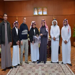 مجموعة من طلاب كلية الهندسة الميكانيكية يقدمون ابتكارهم لمعالي مدير الجامعة