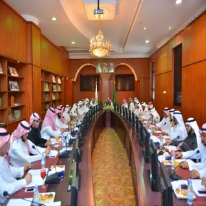 خلال الاجتماع التشاوري مدير الجامعة يَطَّلعُ على عدد من التقارير واستعدادات وحدات الجامعة للعام القادم