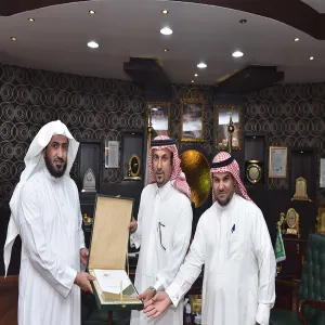 معالي مدير الجامعة يستلم تقرير الجامعة السنوي السادس