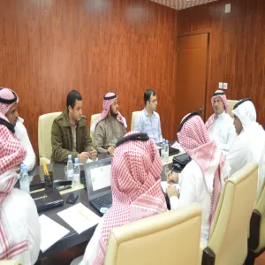 وكيلُ الجامعةِ للدراسات العليا والبحث العلمي يناقشُ عروضَ عددٍ من الشركات لتحويل معاملات الوكالة إلى معاملات إلكترونية
