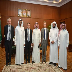 معالي مدير الجامعة يستقبل بمكتبه خبراء صناعة الاختبارات الإلكترونية