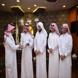معالي مدير الجامعة يستقبل مسؤولي عمادة التعليم الإلكتروني ويتسلم نسخةً من دليل نظام التعلم الإلكتروني