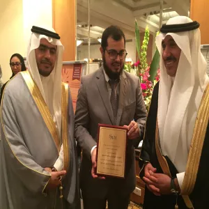تكريم المبتعث فيصل الشمري بدرع الإبداع من سعادة سفير المملكة في أستراليا ونيوزيلندا