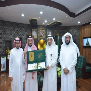 معالي مدير الجامعة يتسلمُ نسخةً من التقرير الختامي لبرامج التدريب الداخلي للموظفين الإداريين والفنيين