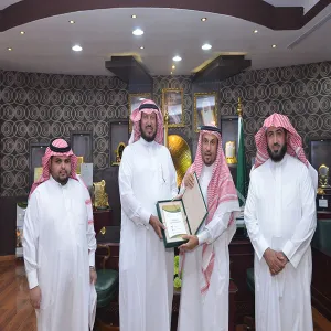 معالي مدير الجامعة يتسلم نسخة من دليل نظام النقل الجامعي الإلكتروني