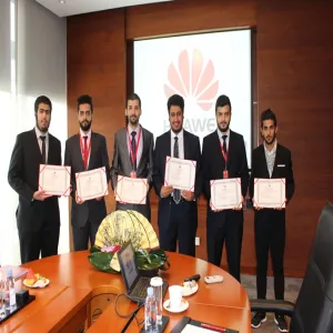 طلاب كلية علوم الحاسب والمعلومات ينهون البرنامج التدريبي الصيفي في مقر شركة هواوي الرئيسي في الصين