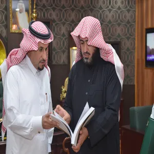 معالي مدير الجامعة يستلم تقرير الجامعة السنوي الخامس