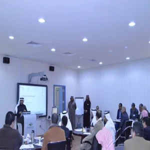وكيل الجامعة للشؤون التعليمية يسلم شهادات متدربي برنامج قياس مخرجات التعلم