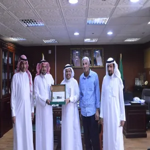 وكيل الجامعة للشؤون التعليمية يطلع على دليل قياس مؤشرات الأداء للجامعة