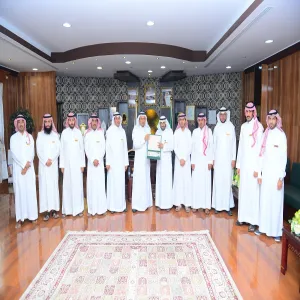عمادة شؤون الطلاب تسلم تقريرها الختامي لمعالي مدير الجامعة ووكلائها