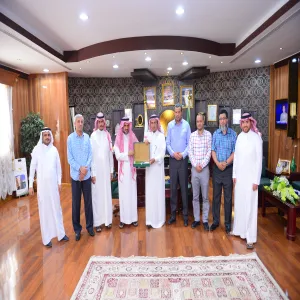 معالي مدير الجامعة يطلع على تقرير الخطة الإستراتيجية للجامعة لعام 1438/1437هـ