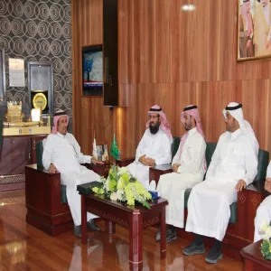 وفدٌ من كلية العلوم والدراسات الإنسانية بالغاط يلتقون معالي مدير الجامعة