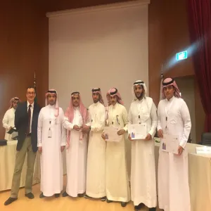 طلاب الجامعة يشاركون في مسابقة اللغة الإنجليزية في جامعة الأمير سلطان
