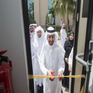 وزير العمل يدشن حملة التبرع بالدم ويطلع على حافلة نادي أصدقاء بنك الدم