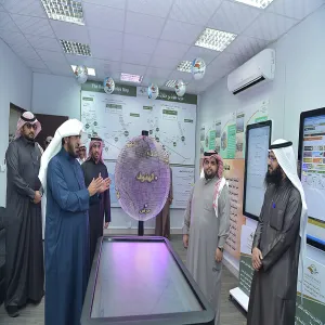 وكيل الجامعة يقوم بزيارة تفقدية لوحدة متابعة التقلبات الجوية