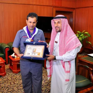 معالي مدير الجامعة يستقبل نائب رئيس جمعية الكشافة السعودية الذي قلده منديل رسل السلام