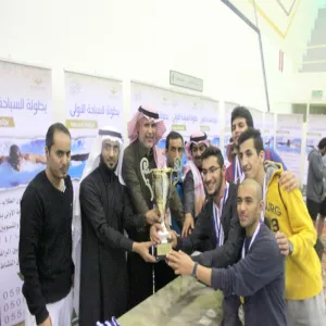 عمادة شؤون الطلاب تختتم بطول الجامعة الأولى للسباحة
