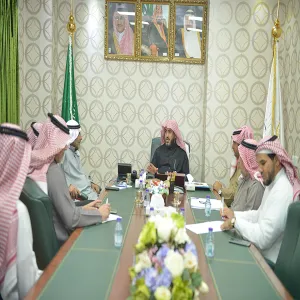 وكيل الجامعة يعقد اجتماعاً مع عدد من إدارات الجامعة