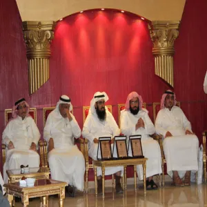 كلية إدارة الأعمال تكرم موظفيها