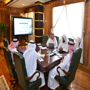 معالي مدير الجامعة يطلع على عرض عن عمليات استكمال البيانات الإحصائية