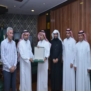 خلال استقباله أعضاء اللجنة : معالي مدير الجامعة يتسلم دراسة مخالفات الموظفين والحد منها