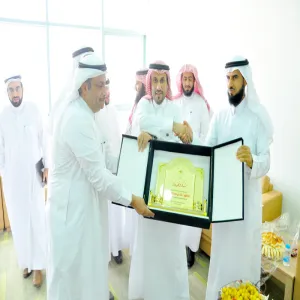 مدير الجامعة يتفقد كليات العلوم الادارية والانسانية ويكرم وكيلها السابق