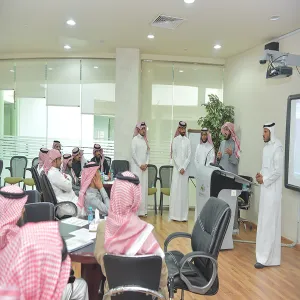 عمادة شؤون أعضاء هيئة التدريس والموظفين تقيم ورشة عمل (إدارة الأداء الوظيفي)