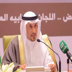 معالي مدير الجامعة يعتمد ترقية 15 موظفاً