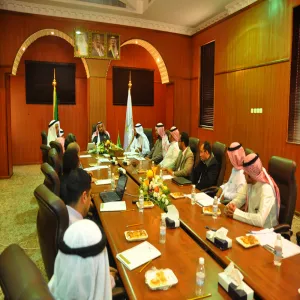 معالي مدير الجامعة يستقبل الفريق البحثي المكلف لإعداد بحث عاجل حول إسهامات الجامعة في التنمية المحلية