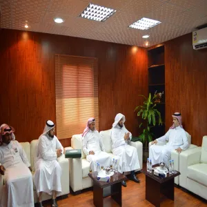 وكيل الجامعة للدراسات العليا والبحث العلمي  يتسلم التقرير السنوي لعمادة  التعليم الإلكتروني والتعلم عن بعد