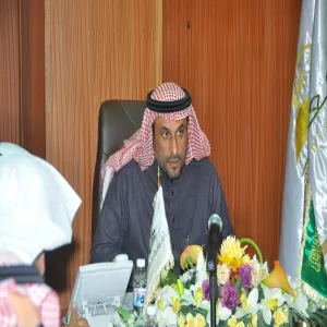 خلال الاجتماع التشاوري الرابع مدير الجامعة يطلع على عدد من التقارير ويستعرض اعمال وحدات الجامعة المختلفة