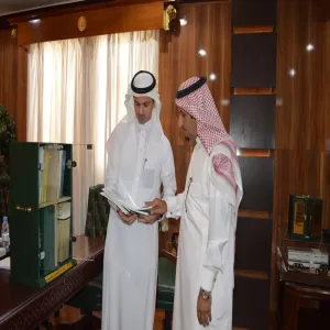 وكيل الجامعة للدراسات العليا والبحث العلمي يهدي معالي مدير الجامعة إصدارات الوكالة من الكتب وسلسلة المجلات العلمية المُحكمة .