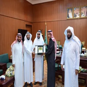 معالي مدير الجامعة يكرم المهندس مهند أبو ديه