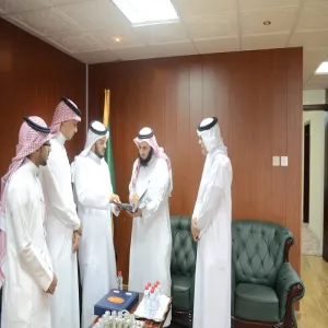 وكيل الجامعة للشؤون التعليمية يتسلم  التقرير السنوي لتقنية المعلومات