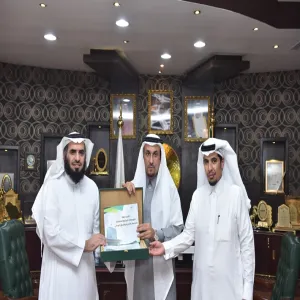 معالي مدير الجامعة يستلم تقرير المرحلة الأولى من الخطة الإستراتيجية للمستشفى الجامعي واللجنة التنفيذية تجتمع مع المكتب الهندسي