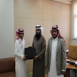 كلية إدارة الأعمال تودع مبتعثيها بـ (حقيبة مبتعث)