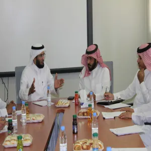 عميد شؤون الطلاب يلتقي بأمناء النشاط في كليات الجامعة