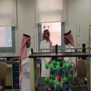 أستاذ البحث المساعد بمعهد بحوث الطاقة الذرية يزور كلية العلوم