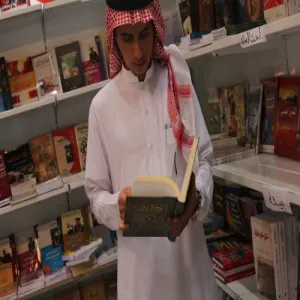 طلاب الجامعة يزورون معرض الكتاب بتنظيم عمادة شؤون الطلاب