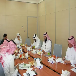 عمادة خدمة المجتمع تناقش آلية نقل قبول برامج التجسير إلى عمادة القبول والتسجيل بالجامعة