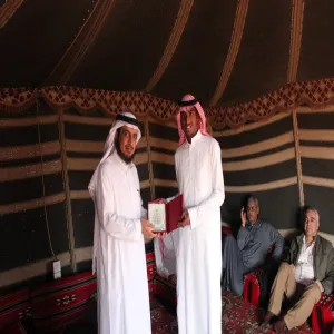 سعادة عميد كلية العلوم والدراسات الإنسانية بحوطة سدير يكرم طلاب النشاط الرياضي